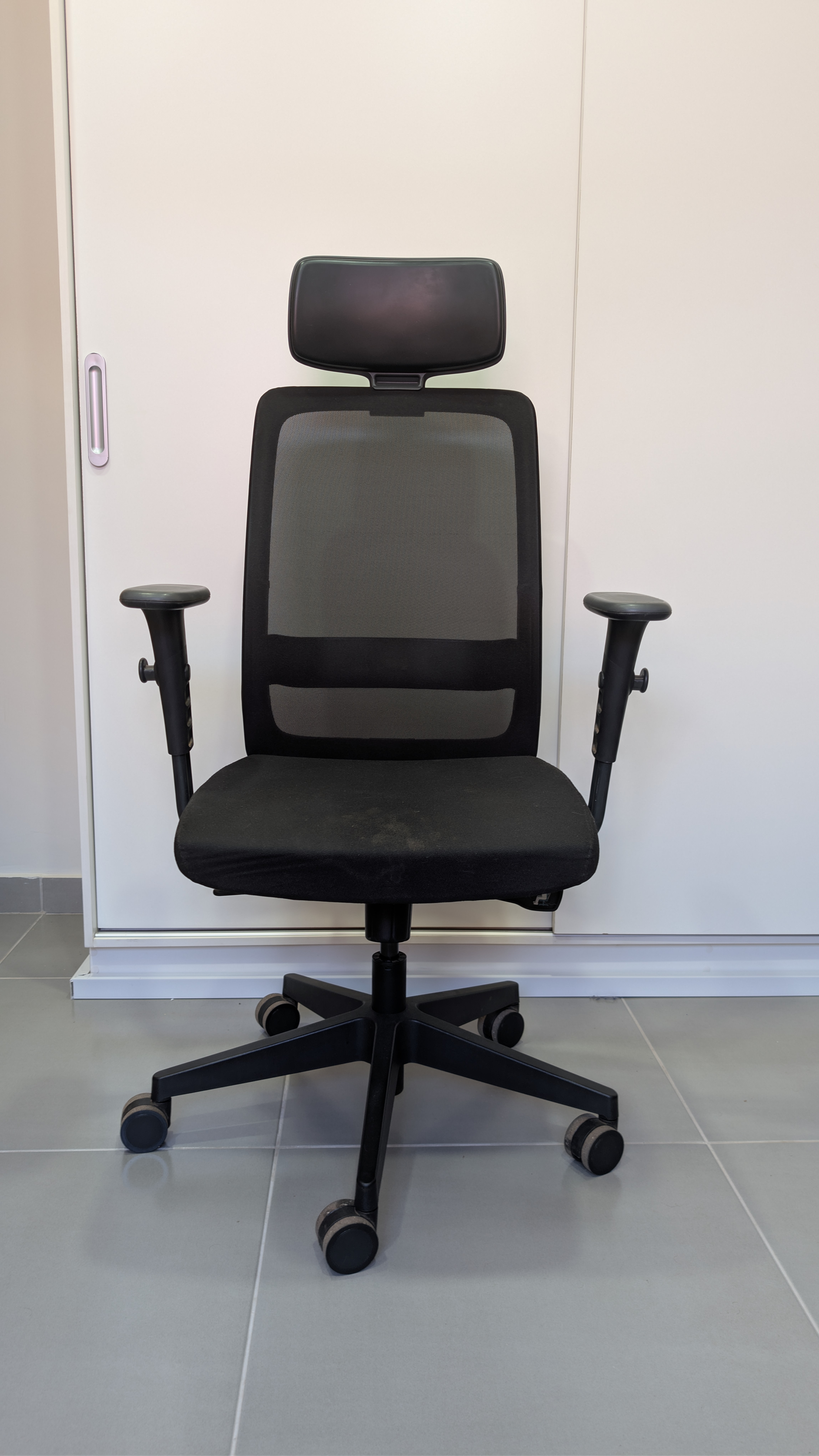 Silla ergonómica de oficina con apoyacabeza