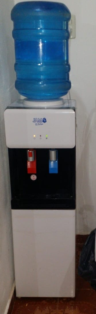 Dispenser de agua JAM con 4 bidones