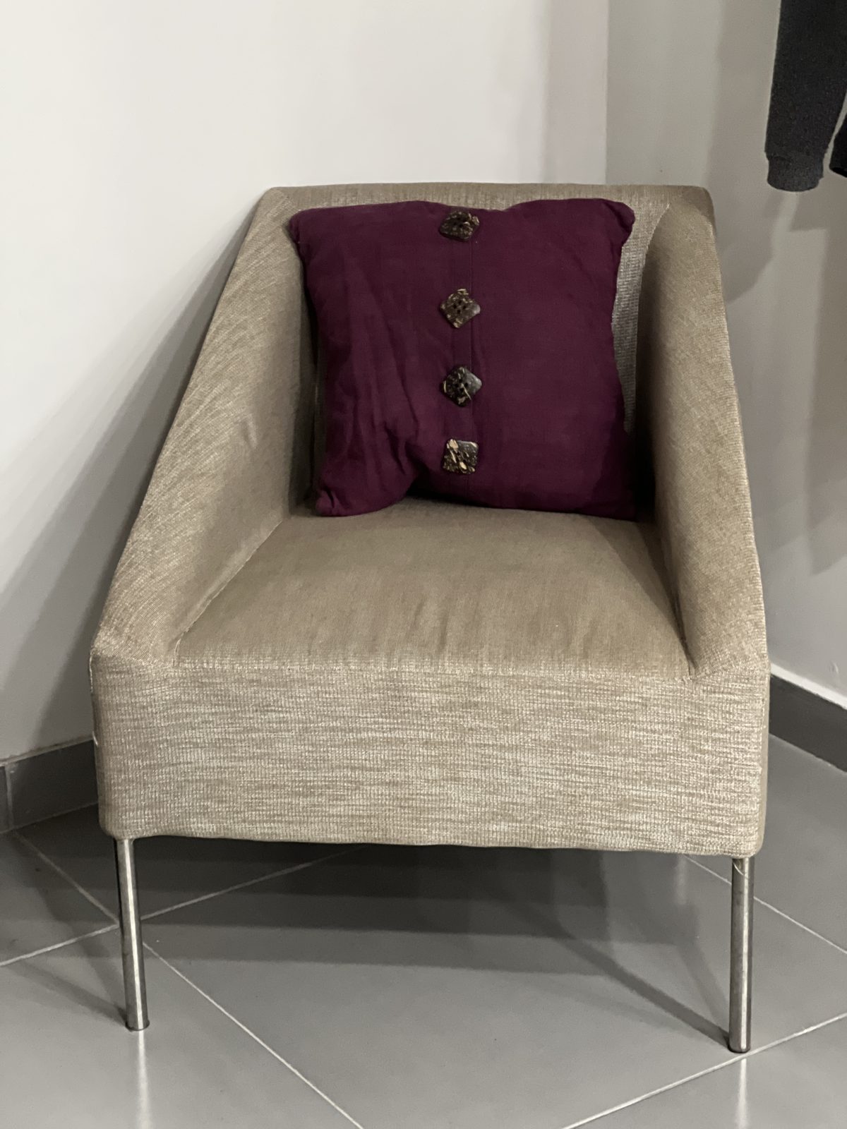 Sillón individual beige con almohadón