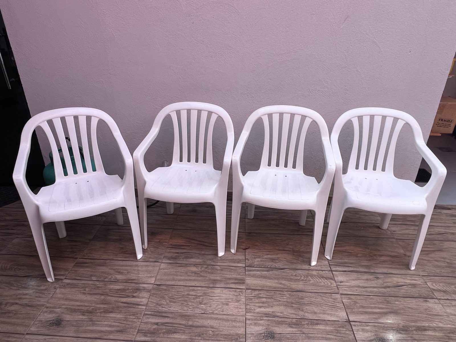 Juego de 4 sillas plásticas blancas