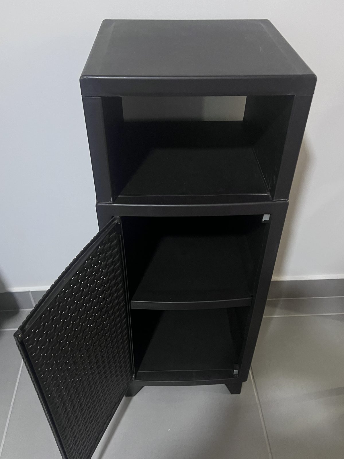 Juego de gabinetes plásticos con textura tipo ratán