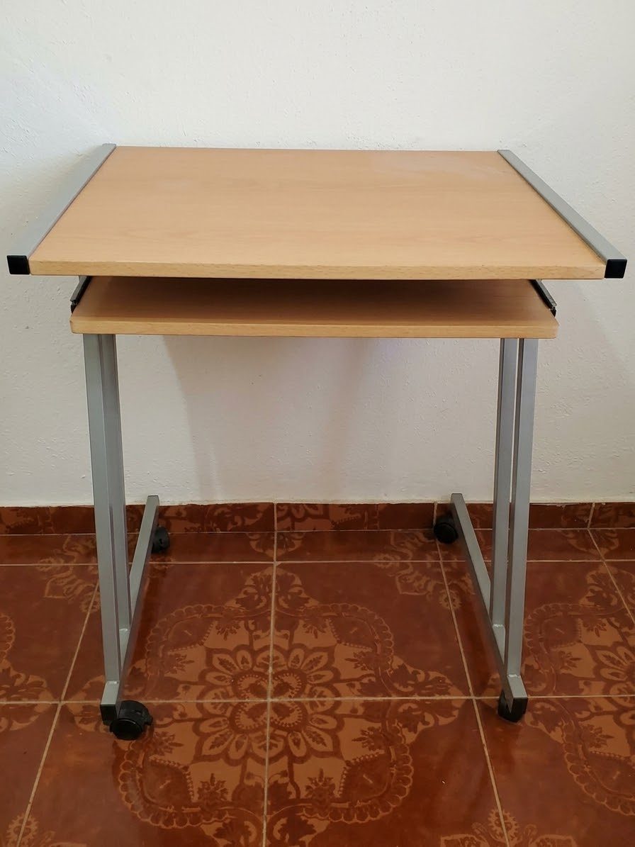 Escritorio compacto para computadora