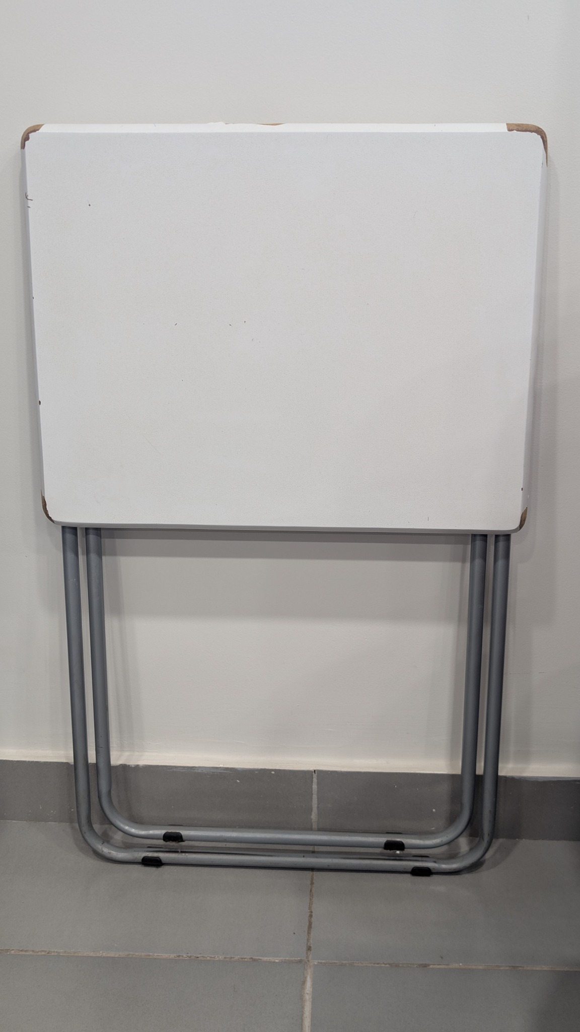 Mesa auxiliar plegable gris claro